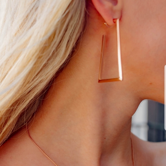 Kendra Scott, Easton, Gold Earrings - Picture 9 of 11